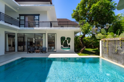 Canggu Designer 3BR Villa - Private Pool & Balcony in Pererenan, Bali — image 10