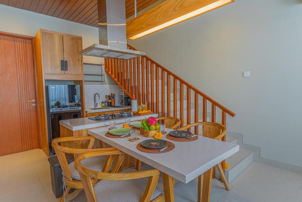 Cozy Tropical Hideaway 3 Bedroom Private Villa in Canggu — image 2