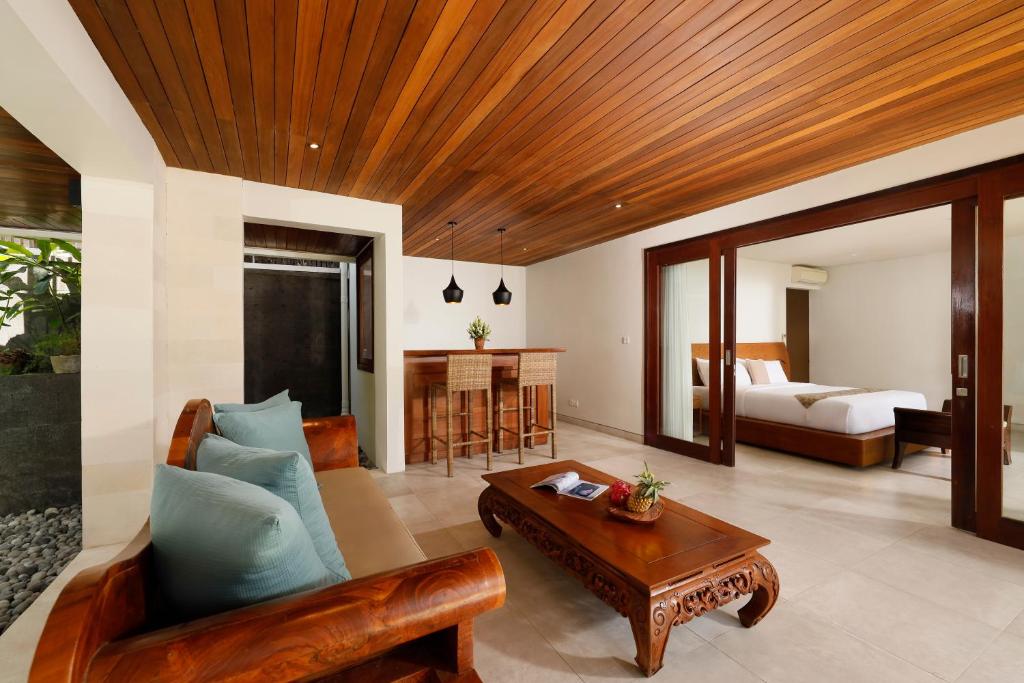 Vibrant Poolside Energy 6 Bedroom Private Villa in Canggu — image 6