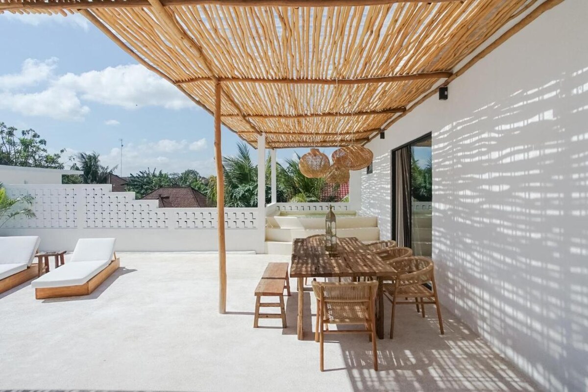 Sleek Designer Retreat 4 Bedroom Private Villa in Canggu — image 3