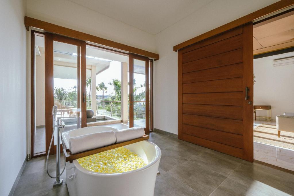 Spacious Tropical Estate 5 Bedroom Private Villa in Canggu — image 4