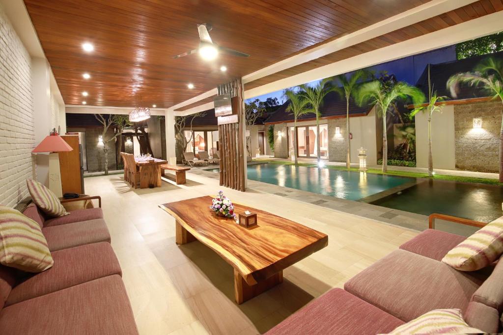 Sunny Beachside Haven 4 Bedroom Private Villa in Jimbaran