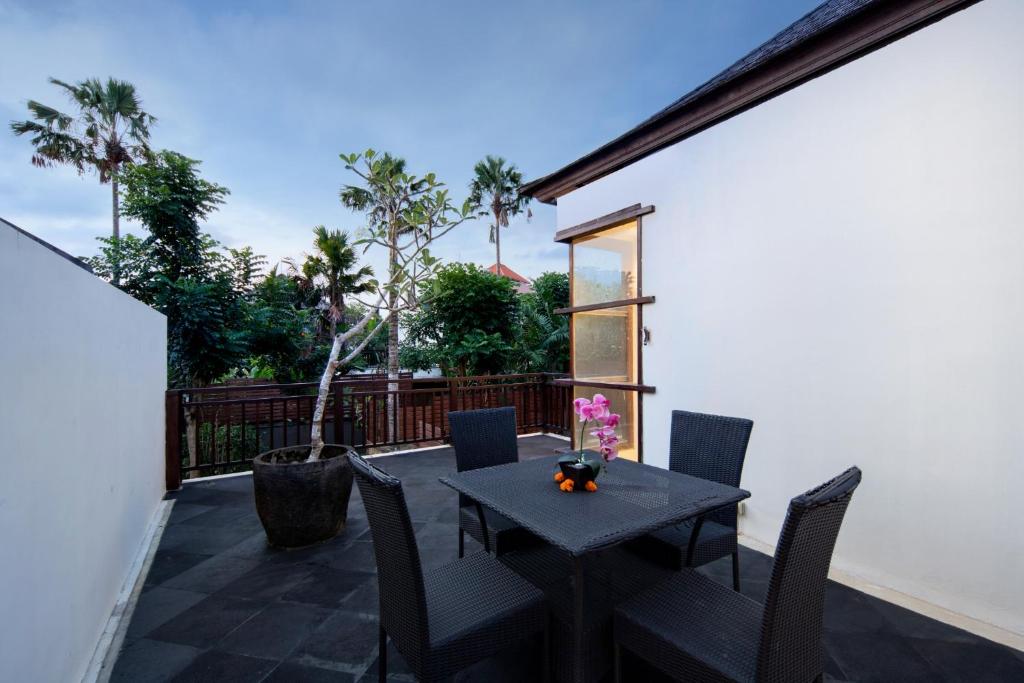 Poolside Balcony Retreat 2 Bedroom Private Villa in Canggu — image 9