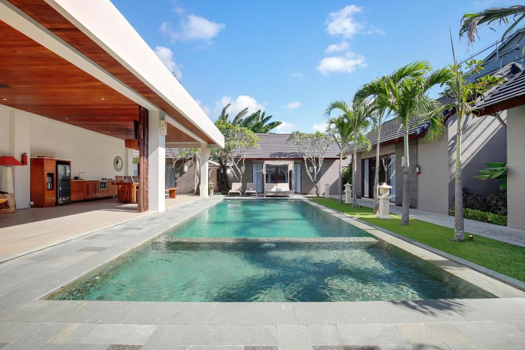 Sunny Beachside Haven 4 Bedroom Private Villa in Jimbaran — image 9