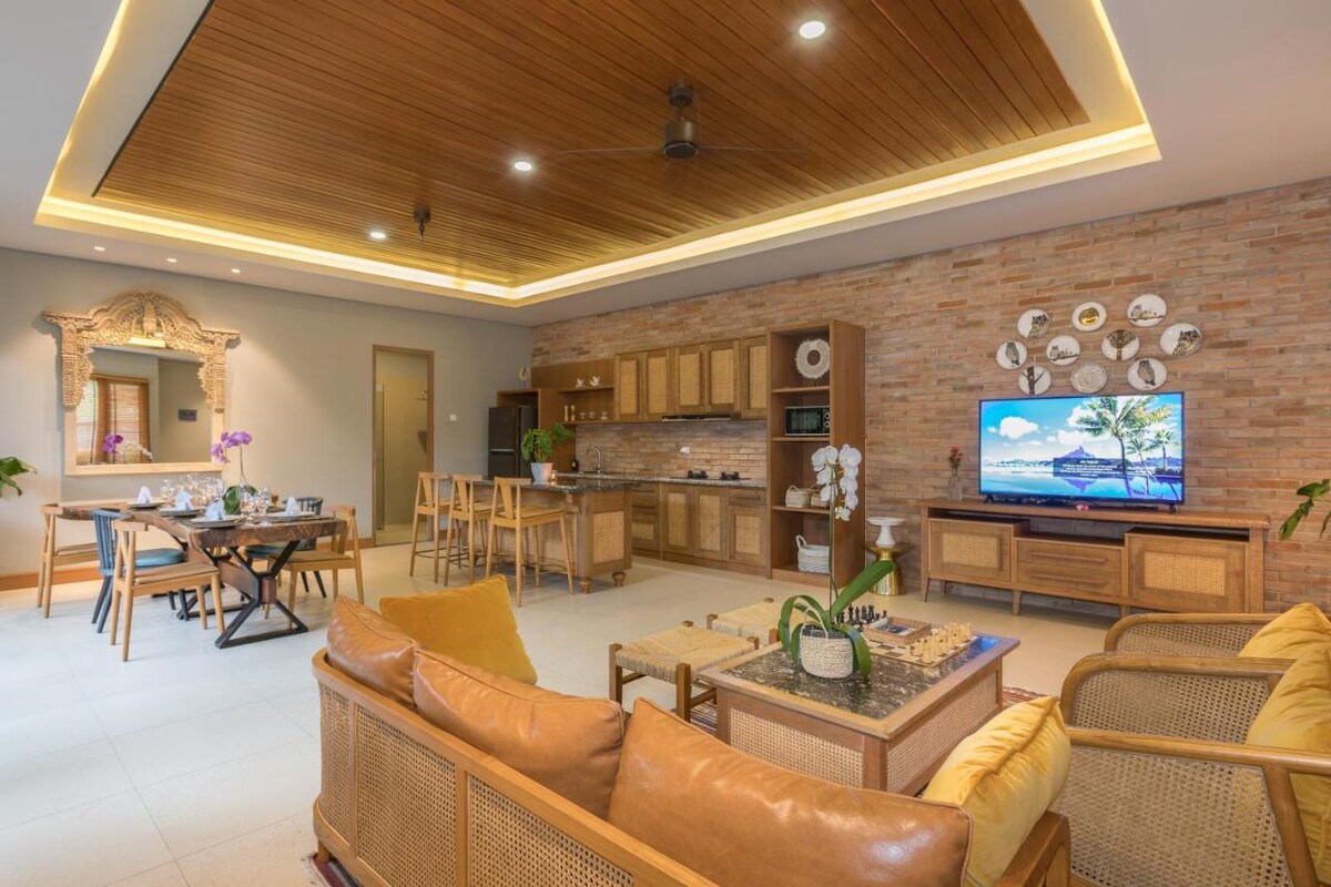 Lush Teakwood Modern 3 Bedroom Private Villa in Canggu — image 4