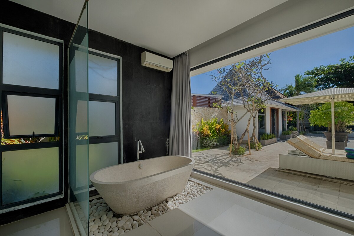 Elegant Whitewashed Haven 3 Bedroom Private Villa in Canggu — image 1