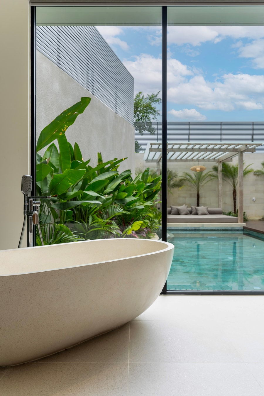 Deneva 10 - Pool & Bathtub Villa, Near Beaches in Canggu, Bali — image 9