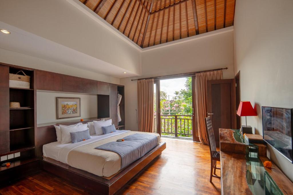 Sunlit Balcony Escape 3 Bedroom Private Villa in Canggu — image 1