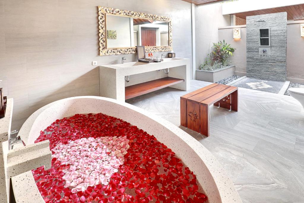 Serene Poolside Suite 1 Bedroom Private Villa in Jimbaran — image 9