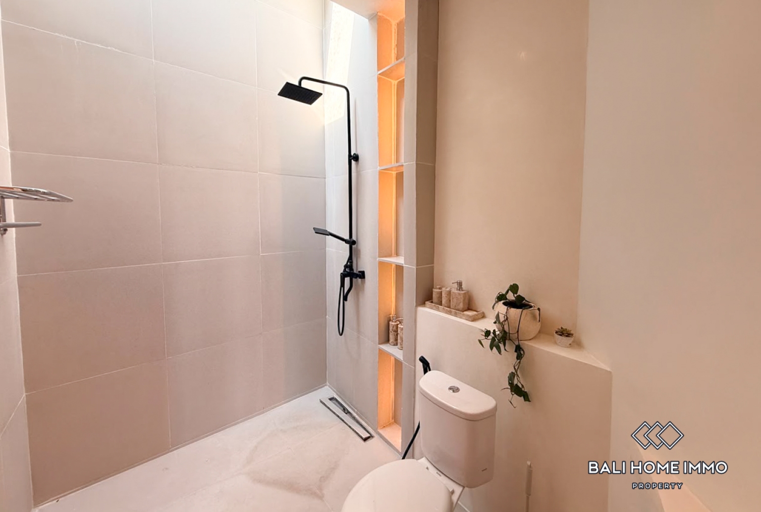 Brand New 3 Bedroom Villa For Rent Canggu Batu Bolong — image 9