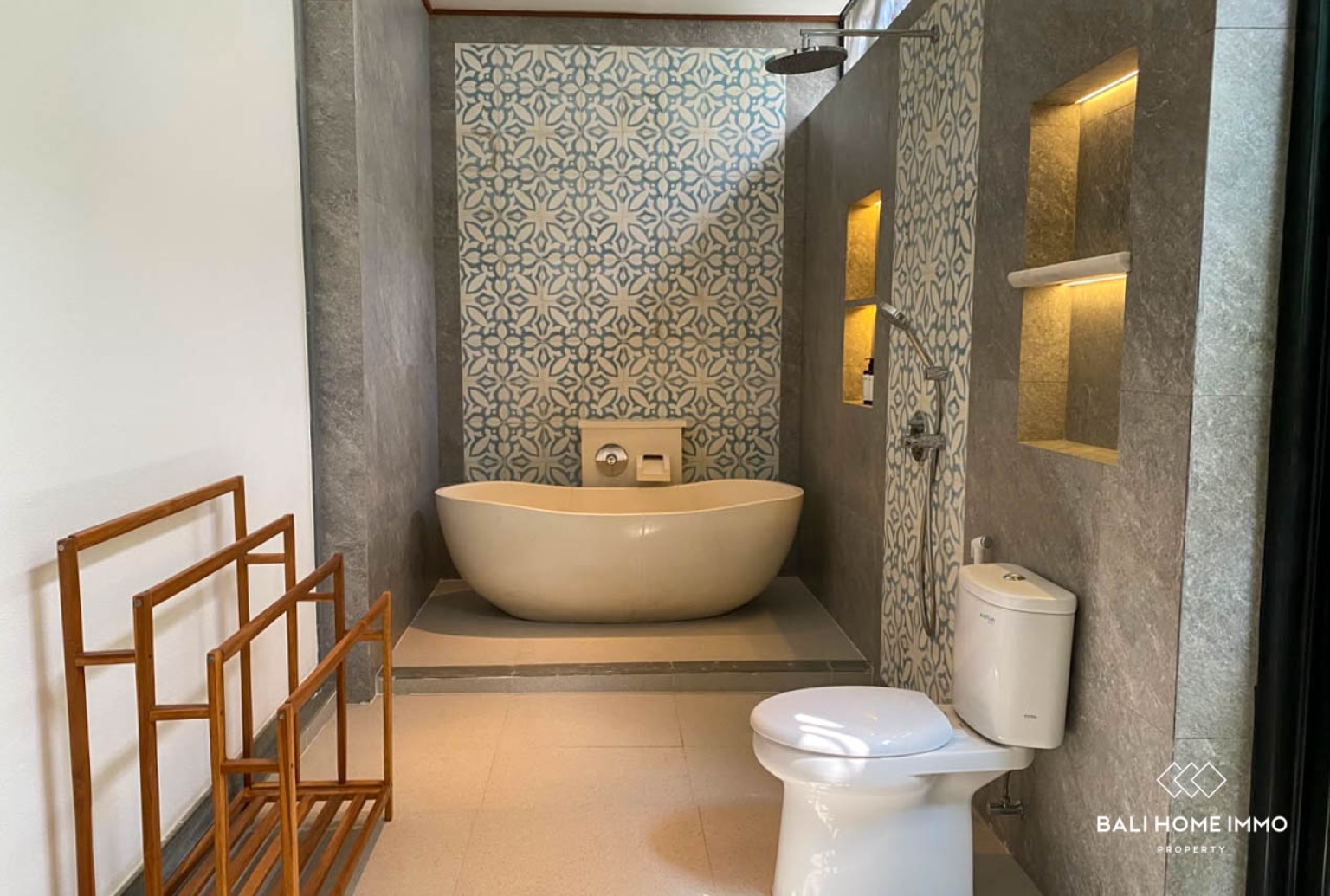 BRAND NEW MODERN 4 BEDROOM VILLA FOR RENT IN TUMBAK BAYUH — image 17