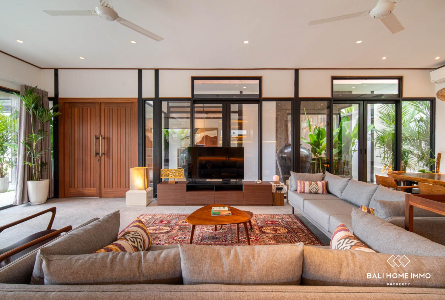 BRAND NEW MODERN 4 BEDROOM VILLA FOR RENT IN TUMBAK BAYUH — image 1