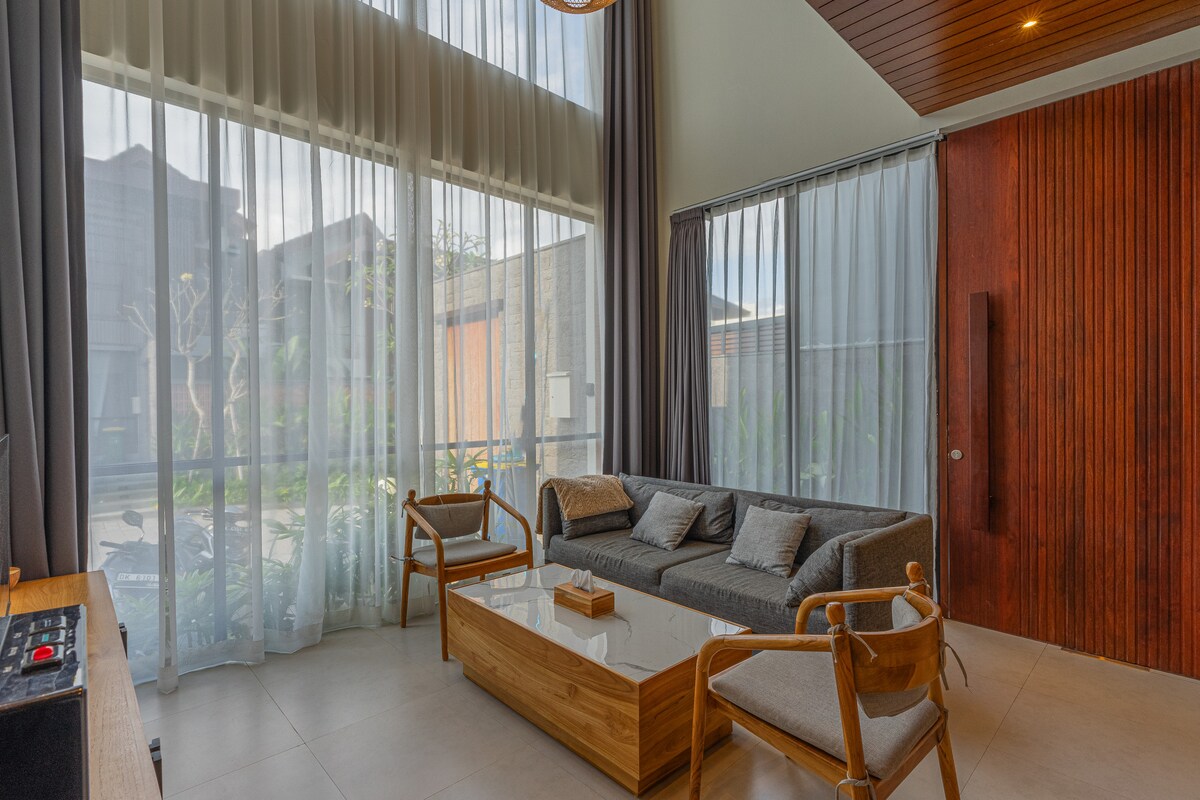 Central Tropical Hideaway 3 Bedroom Private Villa in Canggu — image 3