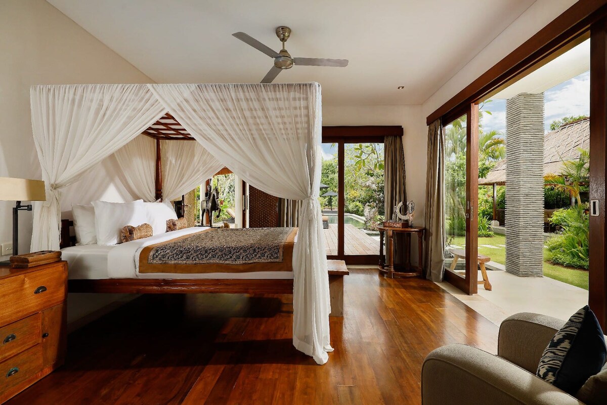 Grand Coastal Estate 6 Bedroom Private Villa in Jimbaran — image 1