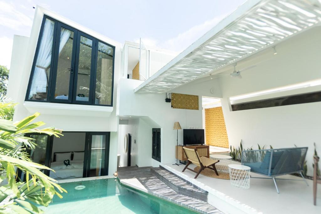 Minimalist Tropical Haven 2 Bedroom Private Villa in Canggu — image 2