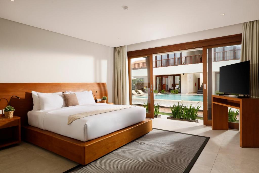 Vibrant Poolside Energy 6 Bedroom Private Villa in Canggu — image 3