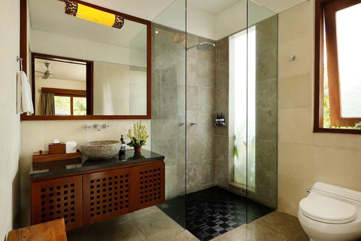Grand Coastal Estate 6 Bedroom Private Villa in Jimbaran — image 7