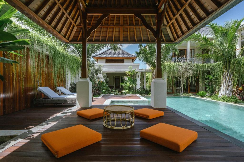 Spacious Tropical Estate 5 Bedroom Private Villa in Canggu — image 1