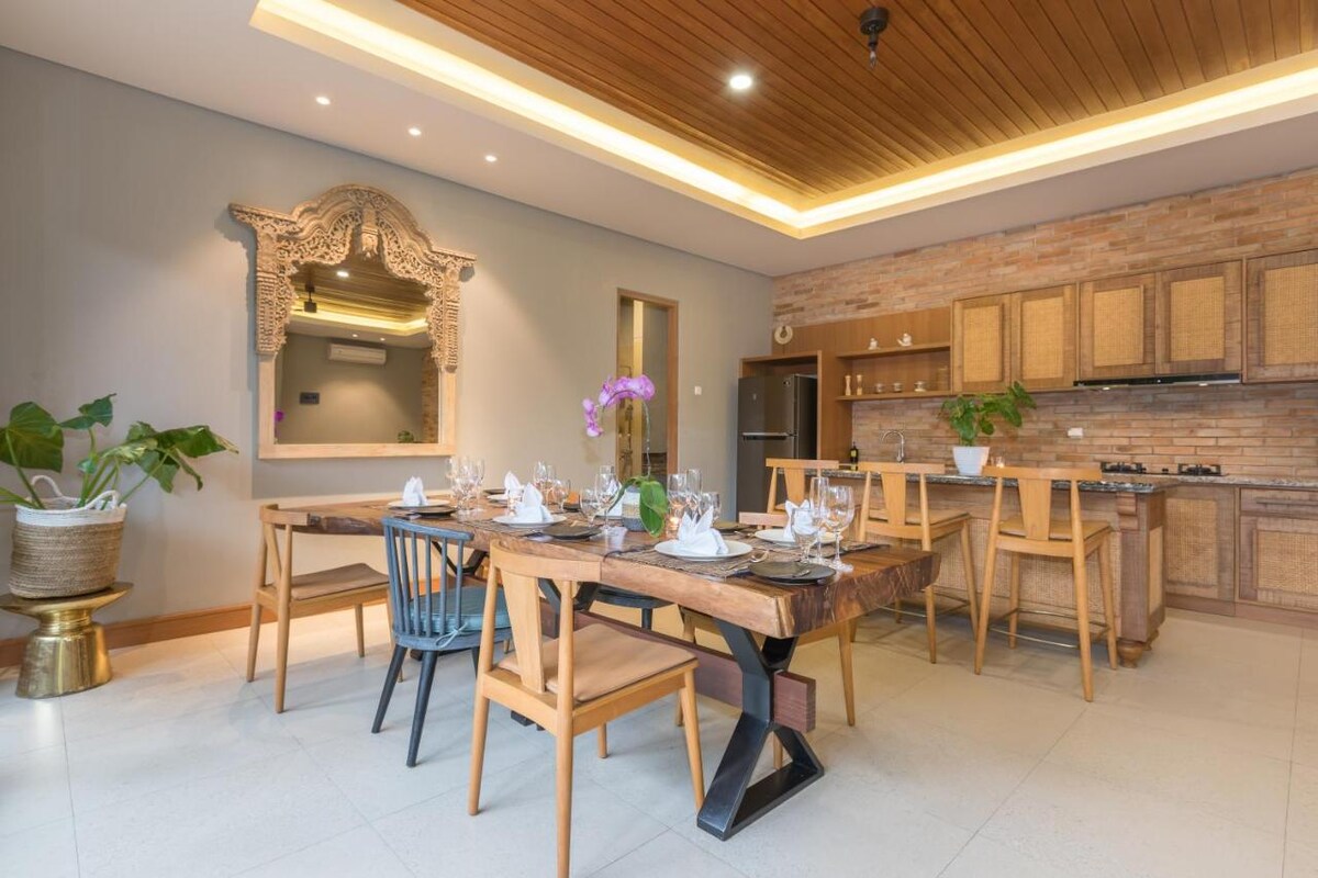Lush Teakwood Sanctuary 2 Bedroom Private Villa in Canggu — image 10