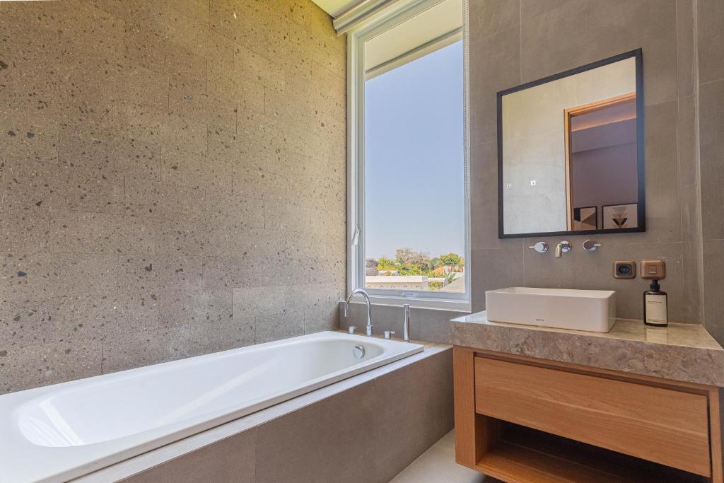 Rice Field Sanctuary 2 Bedroom Private Villa in Canggu — image 11
