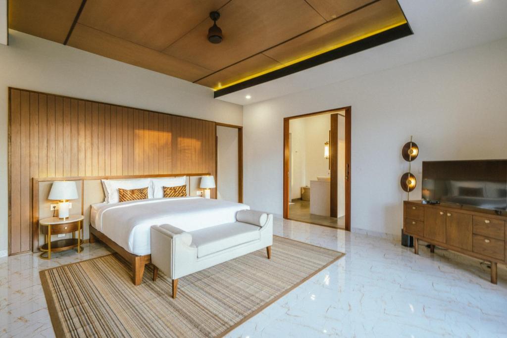 Spacious Tropical Estate 5 Bedroom Private Villa in Canggu — image 3