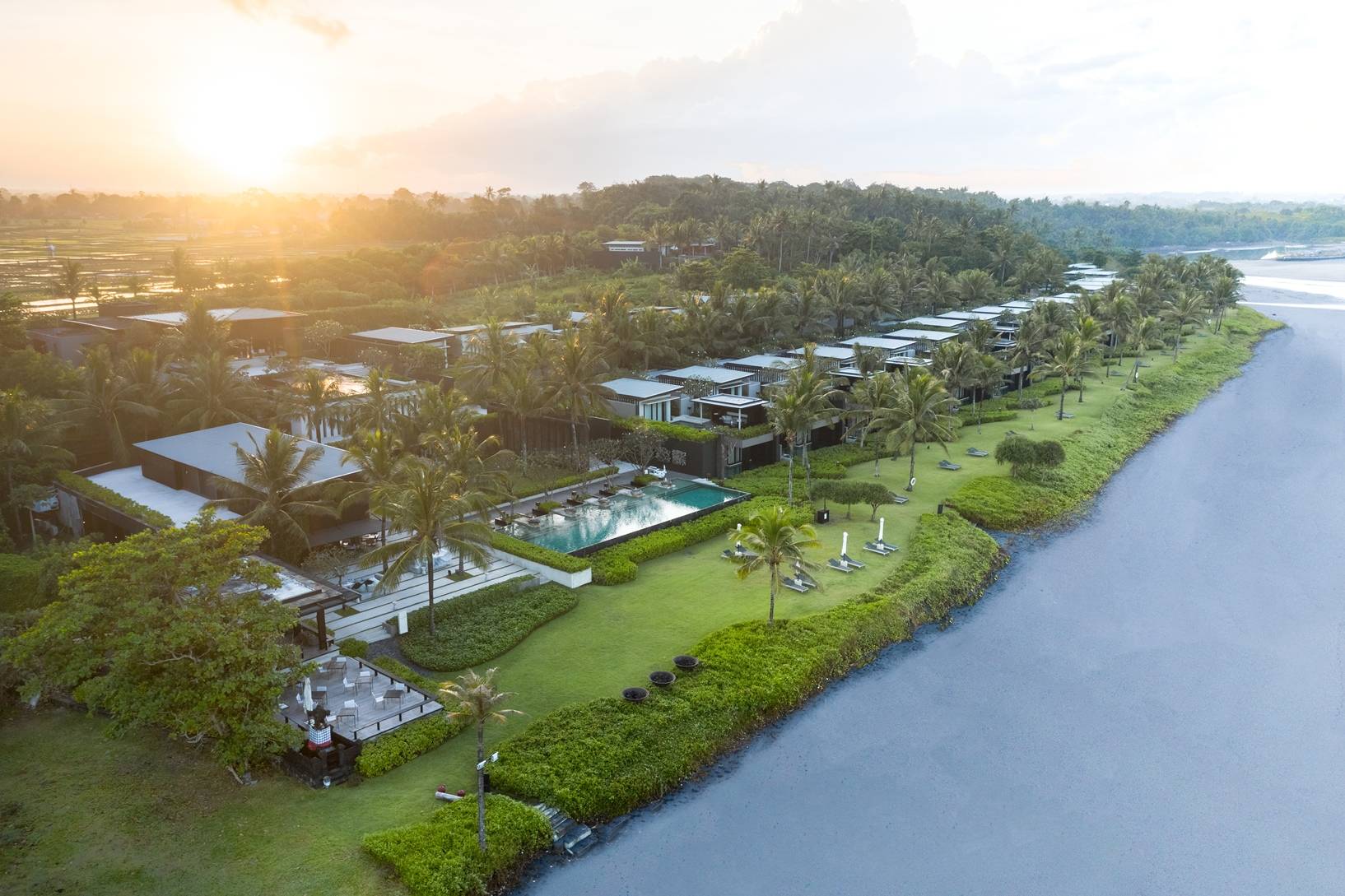 6 Bedrooms Beachfront Villa in tabanan — image 1