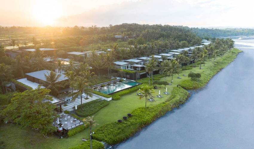 6 Bedrooms Beachfront Villa in tabanan — image 3