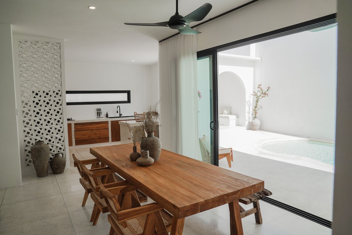 Sleek Designer Retreat 4 Bedroom Private Villa in Canggu — image 10