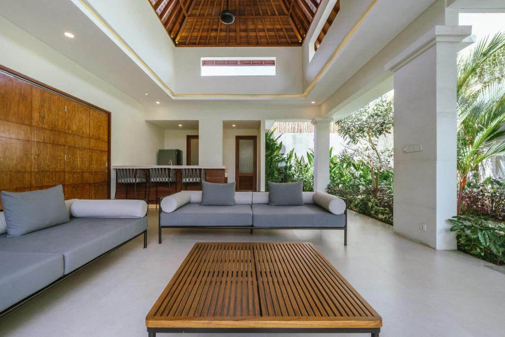 Spacious Tropical Estate 5 Bedroom Private Villa in Canggu — image 5
