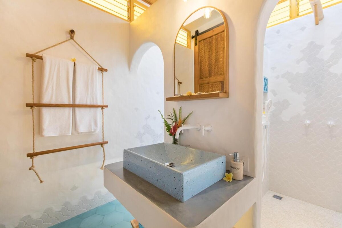 Teakwood Modern Sanctuary 3 Bedroom Private Villa in Canggu — image 5