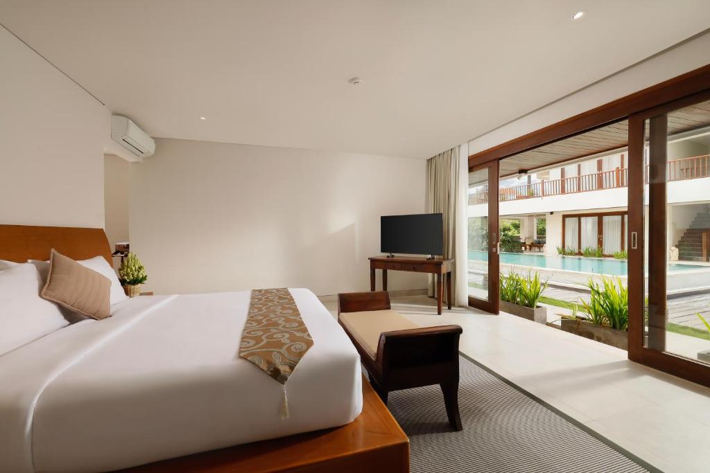 Vibrant Poolside Energy 6 Bedroom Private Villa in Canggu — image 1