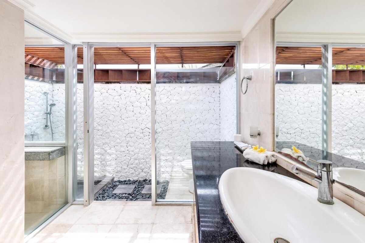 Sprawling Cliffside Estate 10 Bedroom Private Villa in Jimbaran — image 1