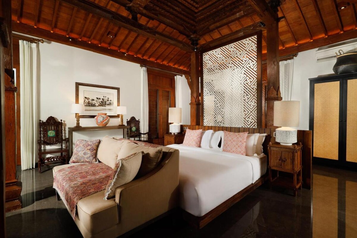 Traditional Joglo Retreat 10 Bedroom Private Villa in Jimbaran — image 2