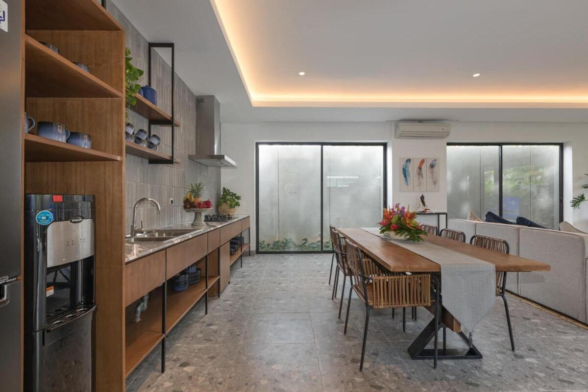 Grand Modern Sanctuary 5 Bedroom Private Villa in Canggu — image 4