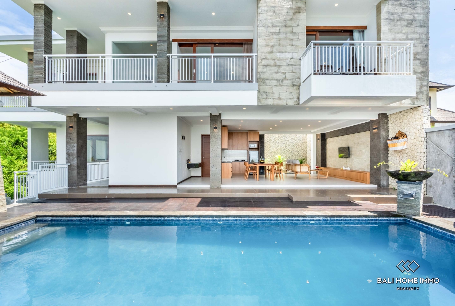 NEWLY RENOVATED OCEAN VIEW 4 BEDROOMS VILLA FOR SALE AND RENT IN BALI - UNGASAN — image 2