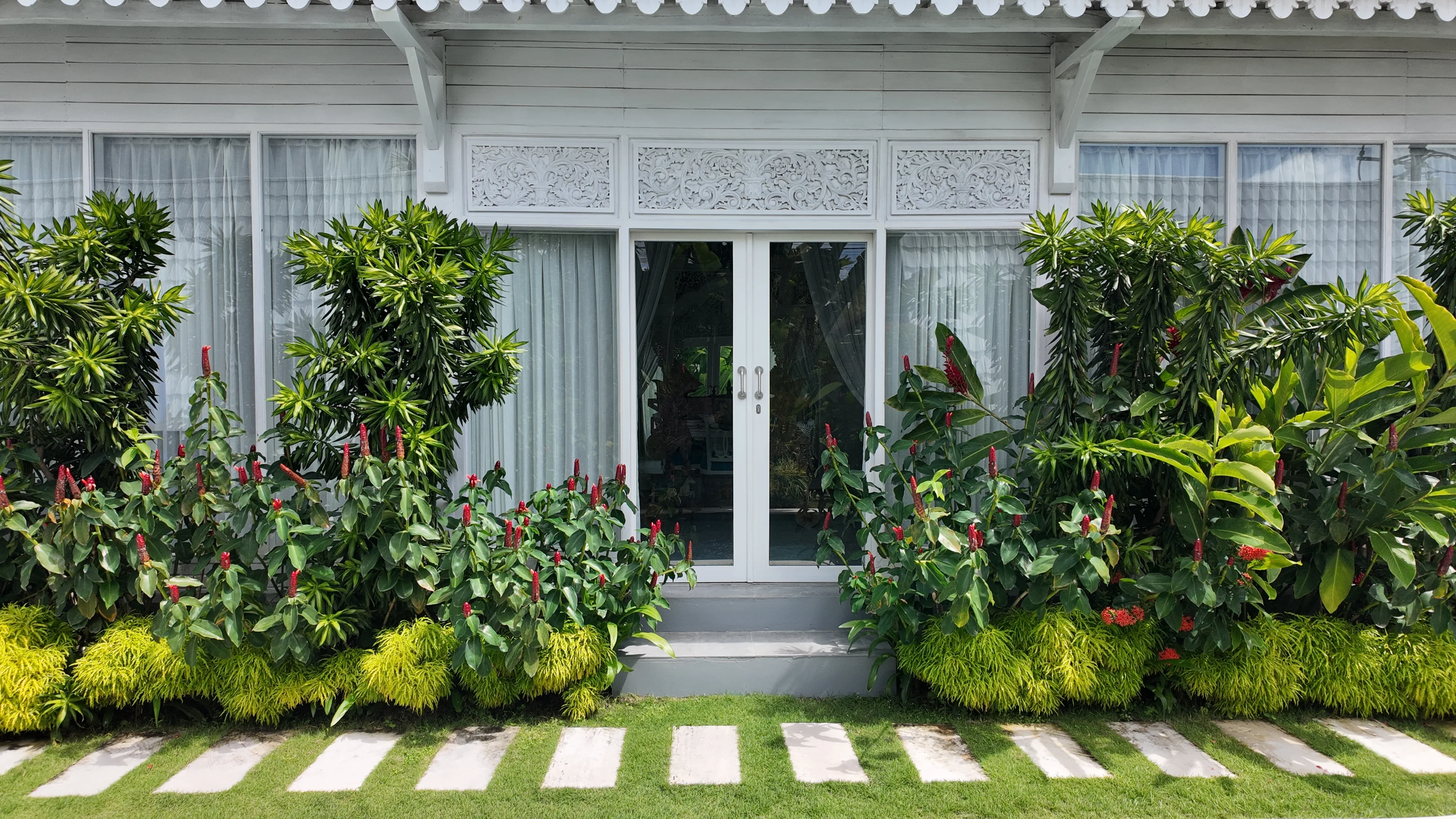 6-Bedroom Joglo-Style Villa with 5 Joglo Buildings in Tumbak Bayuh — image 2