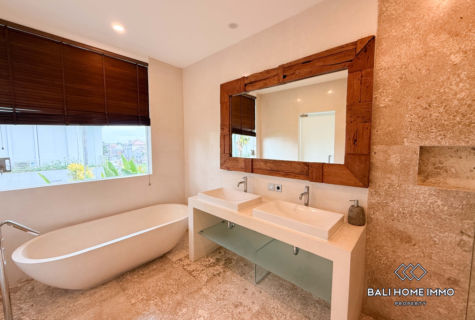 Spacious 5 Bedroom Family Villa For Rent in Canggu Residential Side — image 17