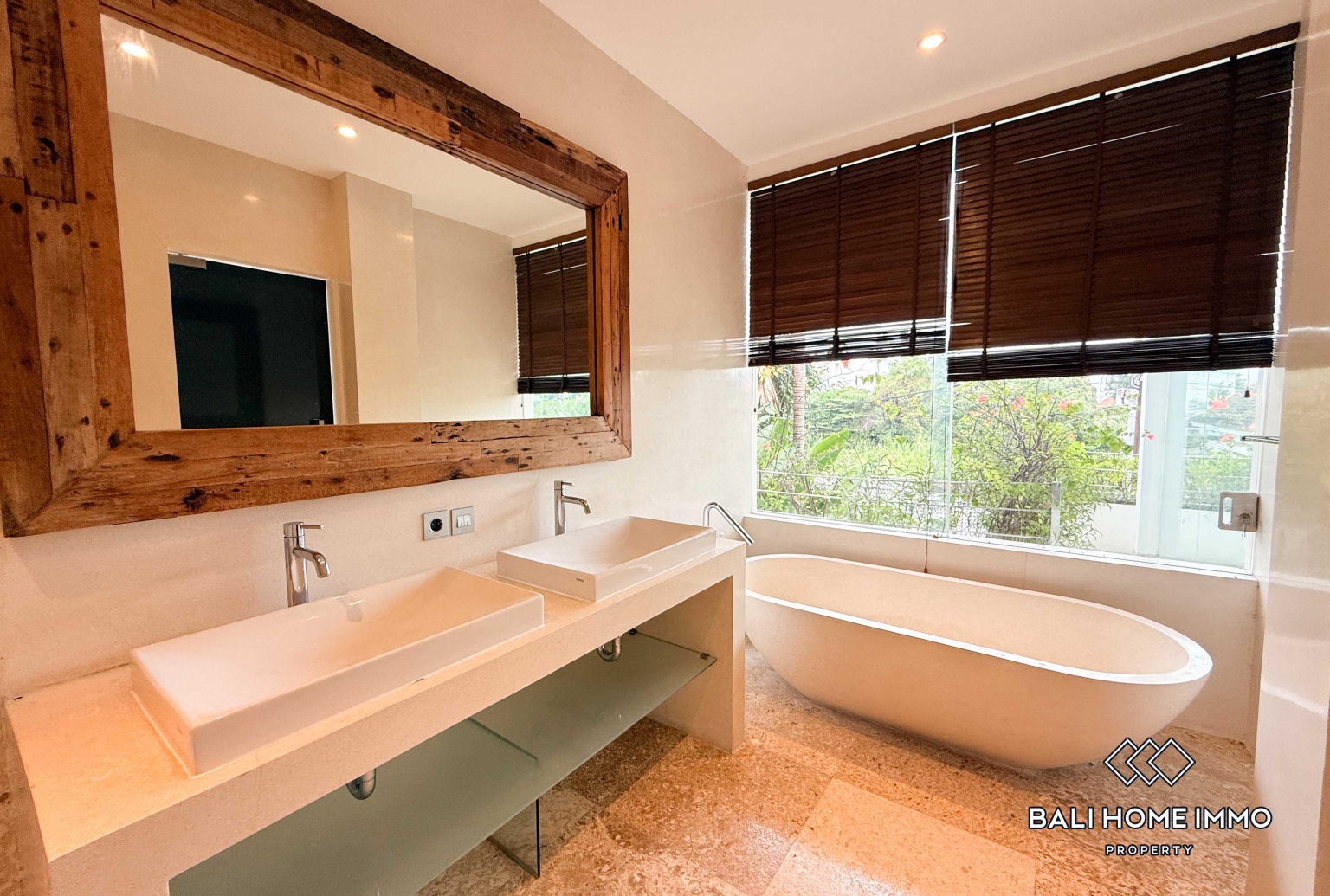 Spacious 5 Bedroom Family Villa For Rent in Canggu Residential Side — image 19