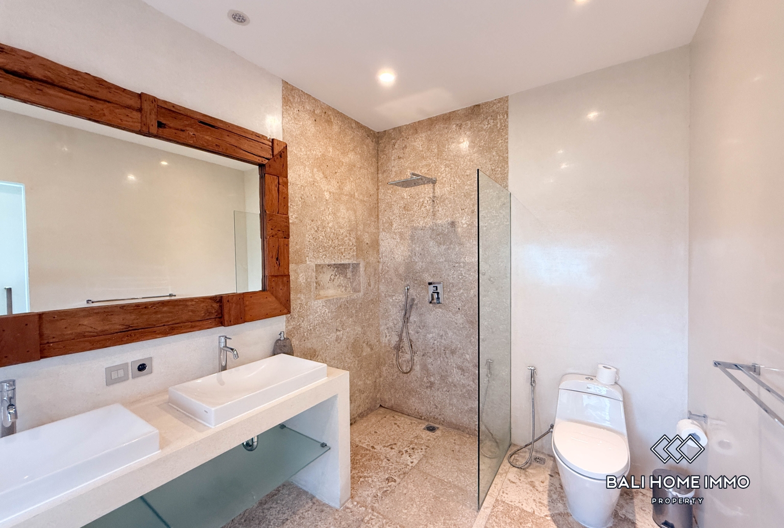 Spacious 5 Bedroom Family Villa For Rent in Canggu Residential Side — image 18