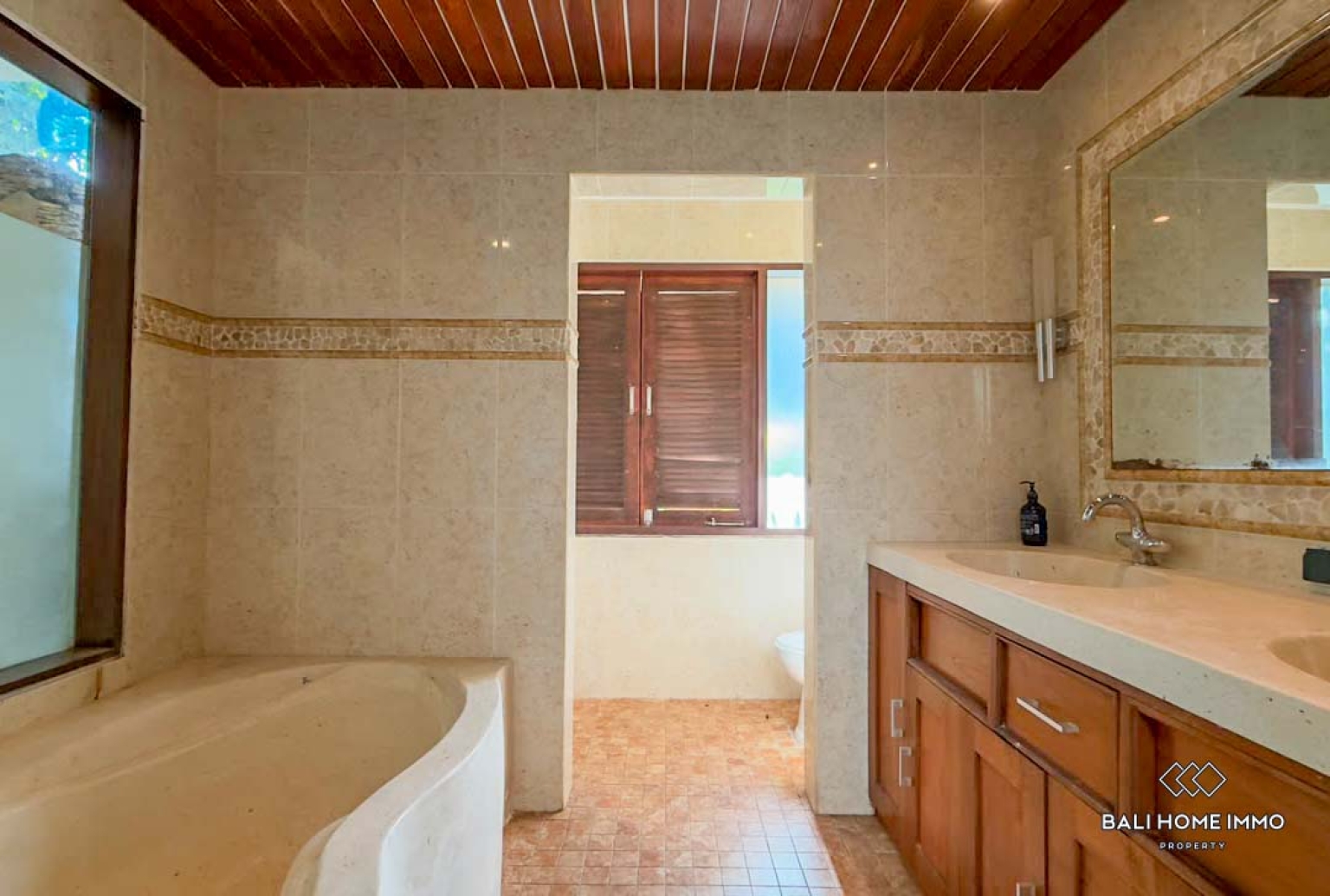 Spacious 5 Bedrooms villa with private apartment for rental in Bali Sanur — image 17
