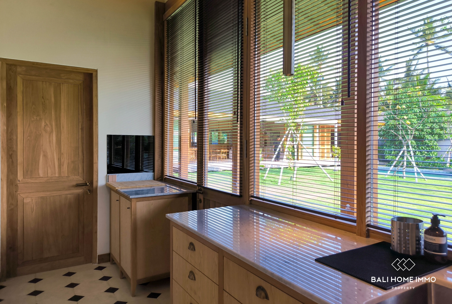 Spacious 6-Bedroom Beachside Villa For Rent in Seseh — image 6
