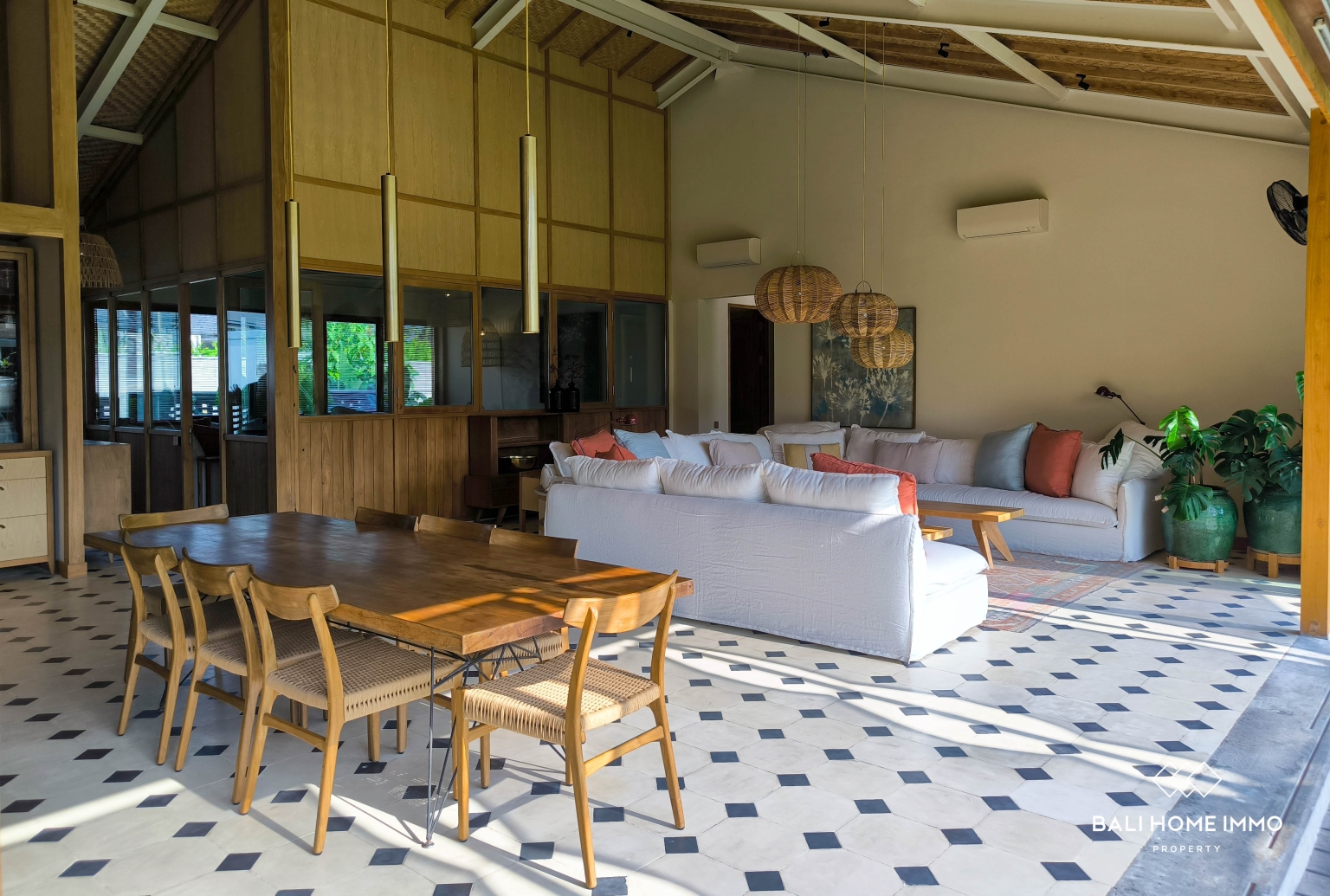 Spacious 6-Bedroom Beachside Villa For Rent in Seseh — image 3