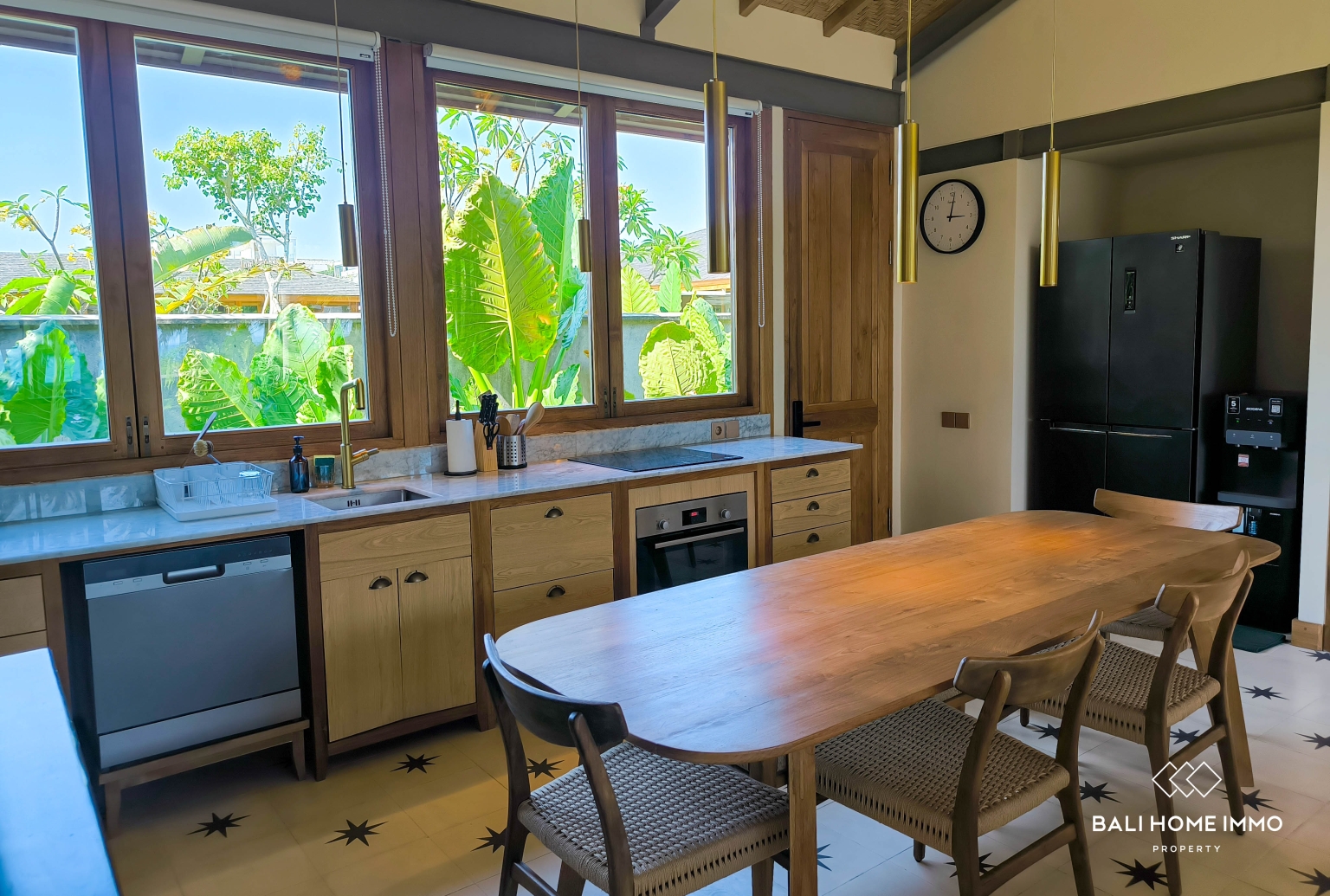 Tropical 2-Bedroom Beachside Villa For Rent in Seseh — image 4