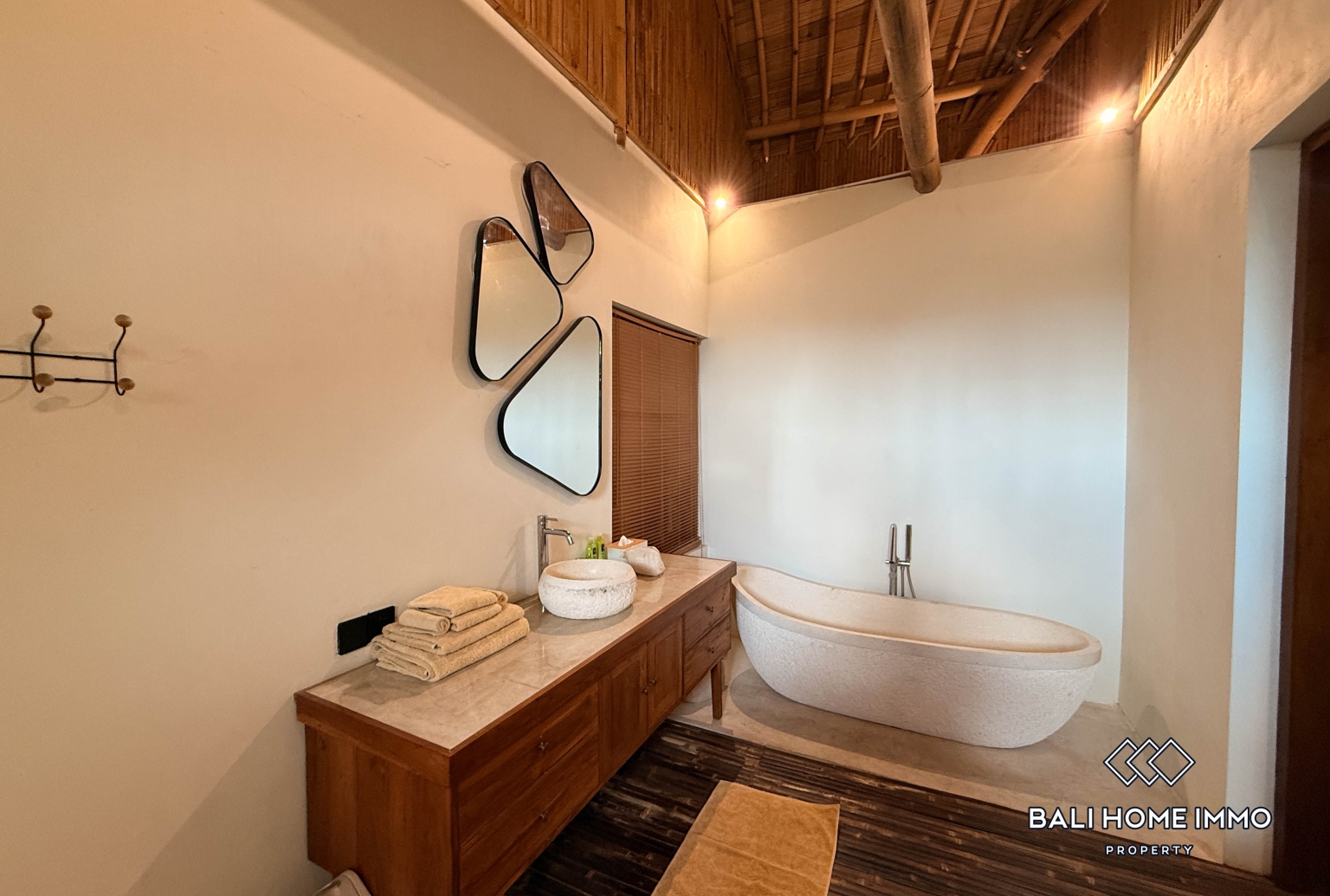 Unique Bamboo Style 6 Bedroom Villa For Rent in Legian — image 15