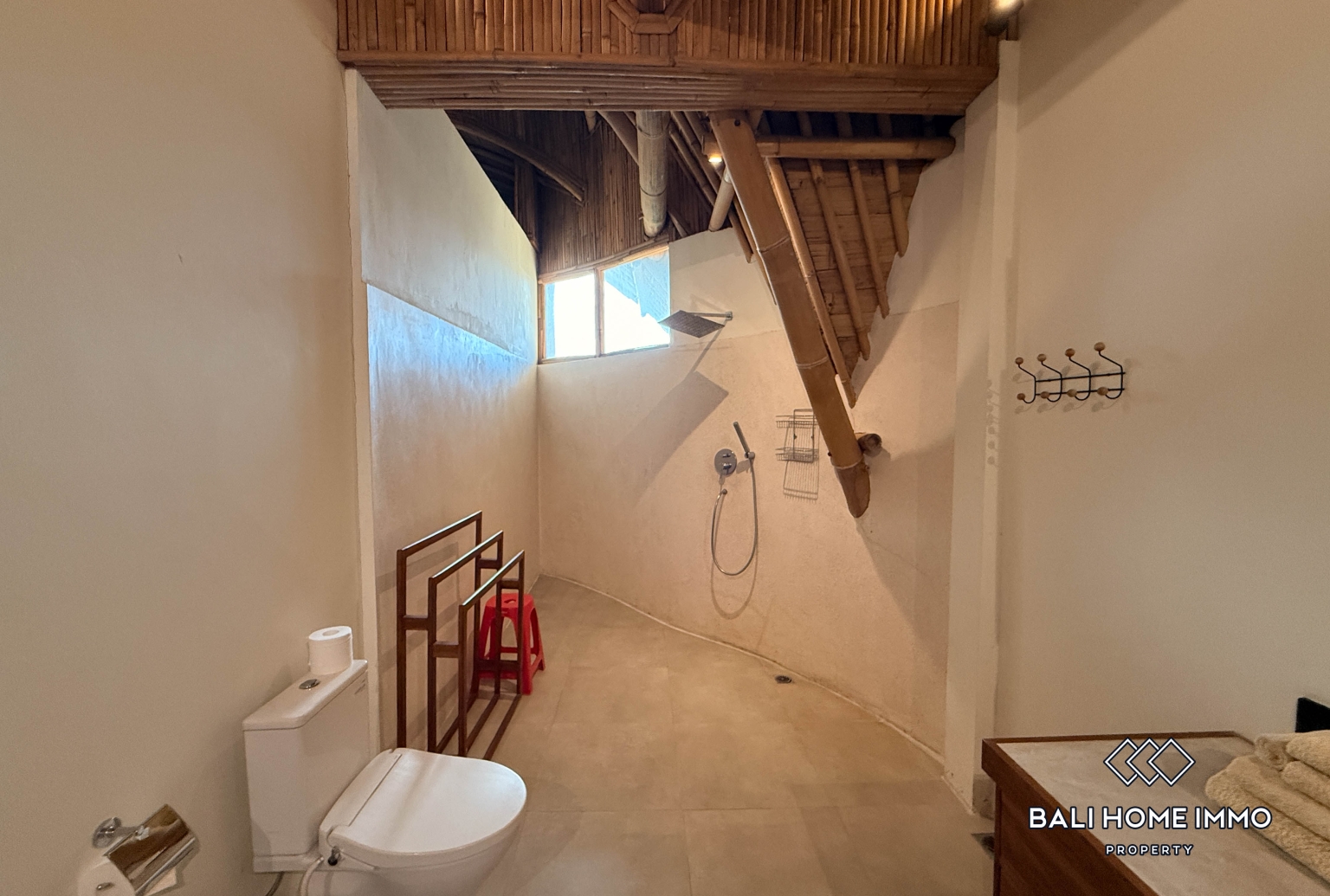 Unique Bamboo Style 6 Bedroom Villa For Rent in Legian — image 17