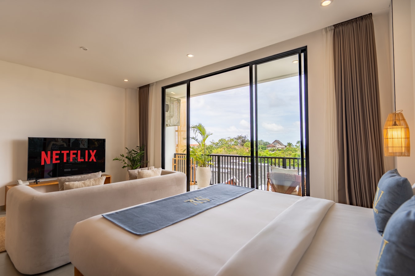 SB 302 - 1BR Pool Suite, Near Batu Belig Beach - Canggu, Bali