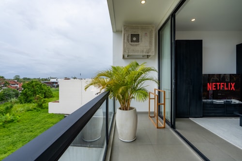 SB 410 - 1BR Suite with Balcony and Pool, Canggu - Canggu, Bali — image 10