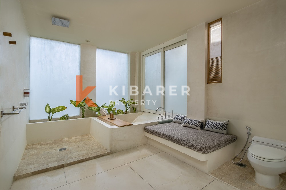 Five-Bedroom Private Guest Villa with Sea View in Batu Belig — image 12