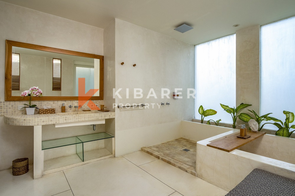 Five Bedroom Enclosed Living Villa With Ocean View in Batu Belig — image 11