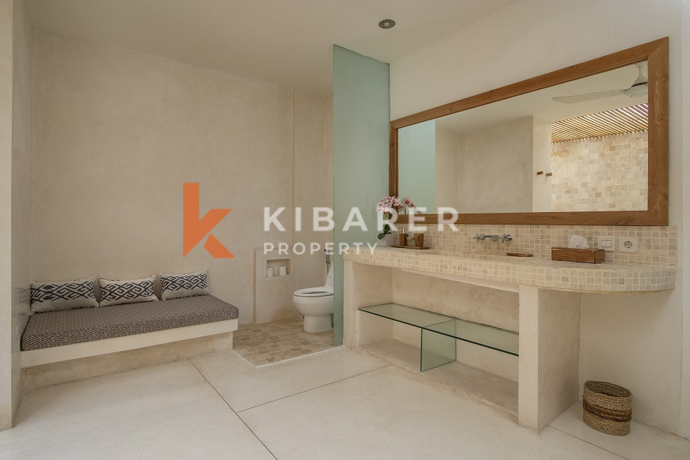 Five-Bedroom Private Guest Villa with Sea View in Batu Belig — image 17